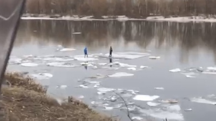 Двух подростков на оторвавшейся льдине вынесло на середину реки в Кузбассе