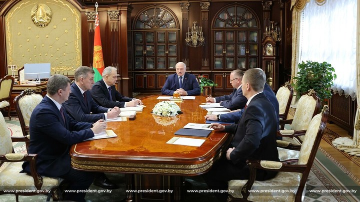 Где деньги? — Лукашенко потребовал от чиновников немедленного отчёта за необоснованные траты