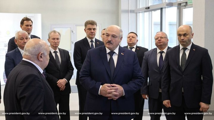 Лукашенко пожаловался на попытки Запада поставить его на колени