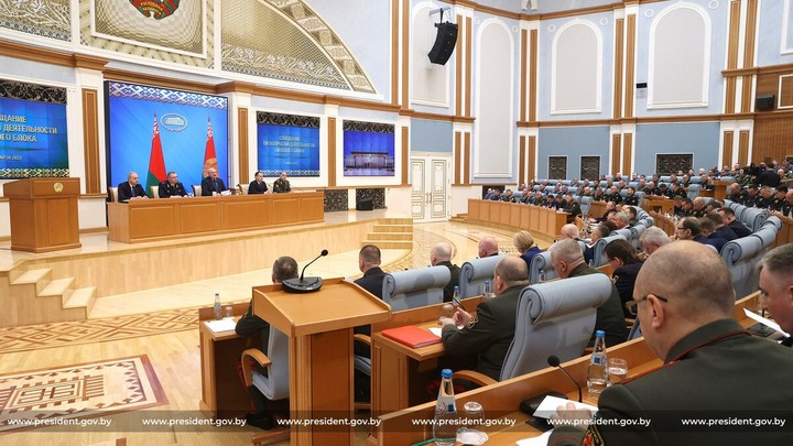 Лукашенко потребовал навести дисциплину в белорусской армии