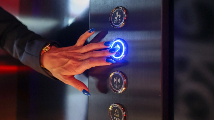 Лифт с детьми упал с 12-го этажа жилого дома в Махачкале