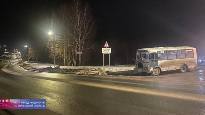 В Кинешме пассажирский автобус протаранил отбойник: есть пострадавший