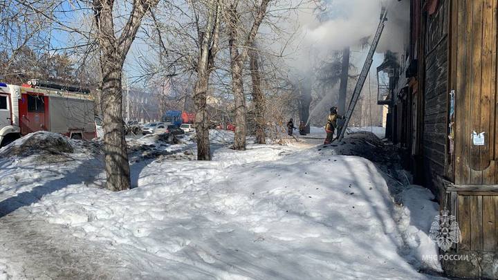 В Сети появилось видео возгорания барака в Октябрьском районе Новосибирска