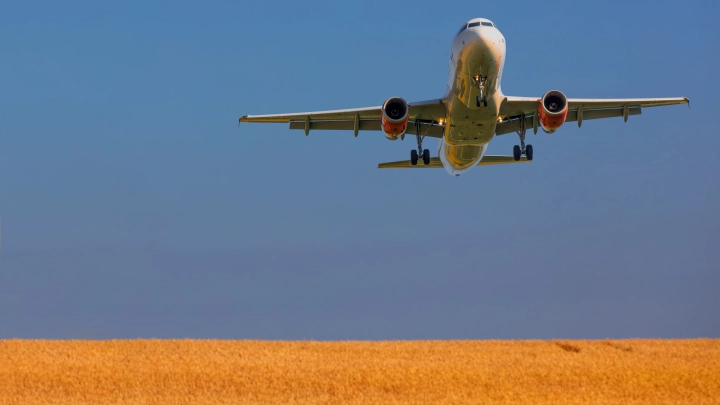 В Уральских авиалиниях заявили об отсутствии иска к пилоту, посадившему самолёт в поле