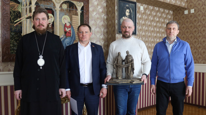 В Челябинске показали новый памятник, посвящённый любви