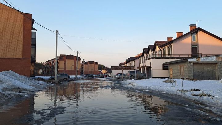 Жители посёлка Озёрный публикуют кадры потопа из-за бездействия коммунальщиков