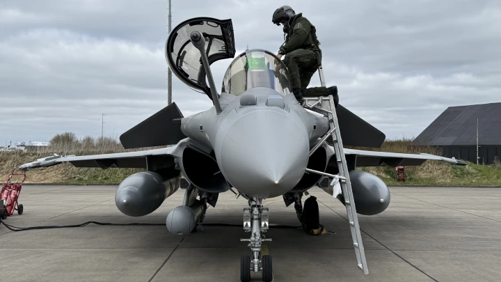 Премьер-министр Франции застрял в кабине истребителя Rafale: видео