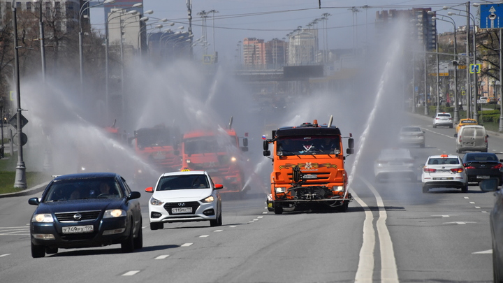 В Челябинске мыли дороги без воды
