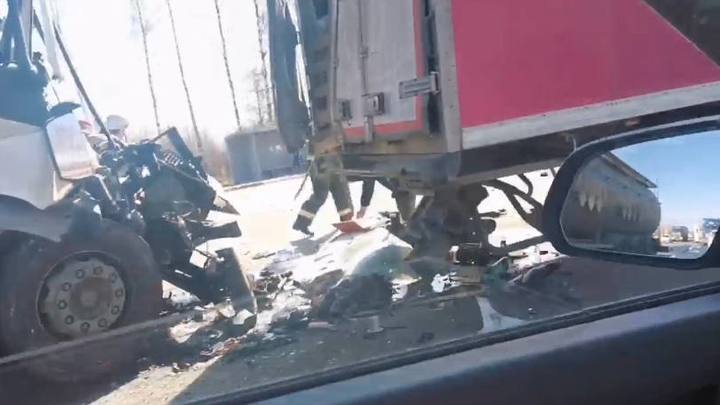 В Вязниковском районе на трассе М-7 при столкновении трех большегрузов пострадал один из водителей