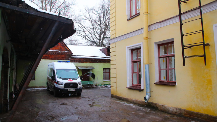 В Санкт-Петербурге за март число больных COVID уменьшилось на треть