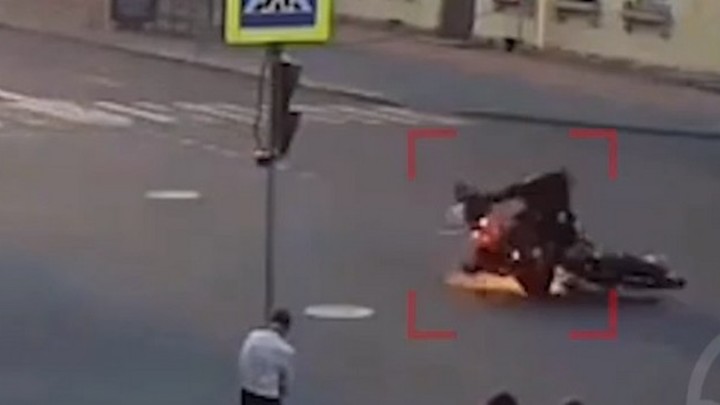 Авария двух мотоциклистов на юго-западе Петербурга попала на видео