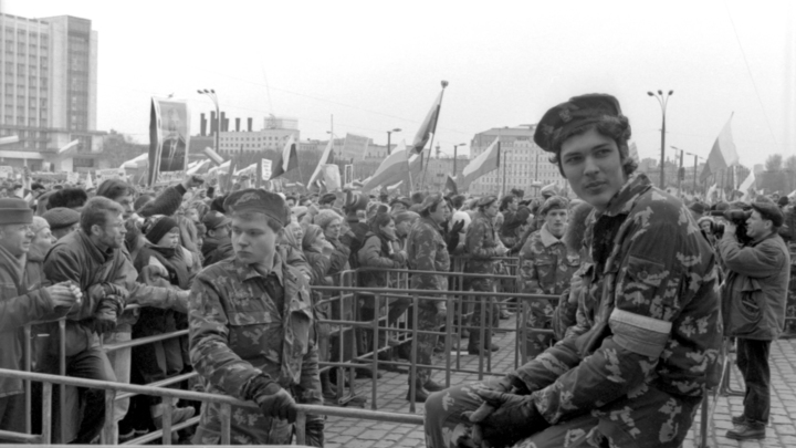 Переворот 1993 года в одном фото: Дамы тогда были огонь