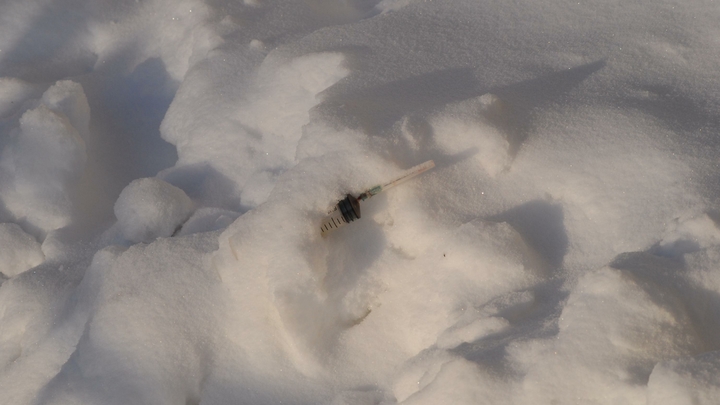 В Тимашевске рядом с железной дорогой найден прислонённый к дереву труп молодого человека