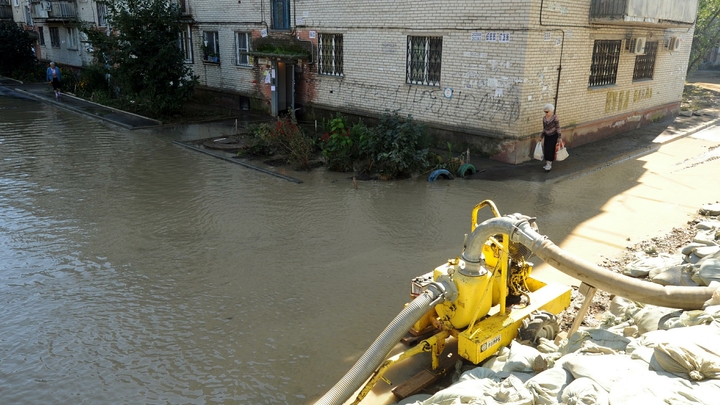 В Анапе ушли под воду дворы на улице Северной: на курорте работают мотопомпы