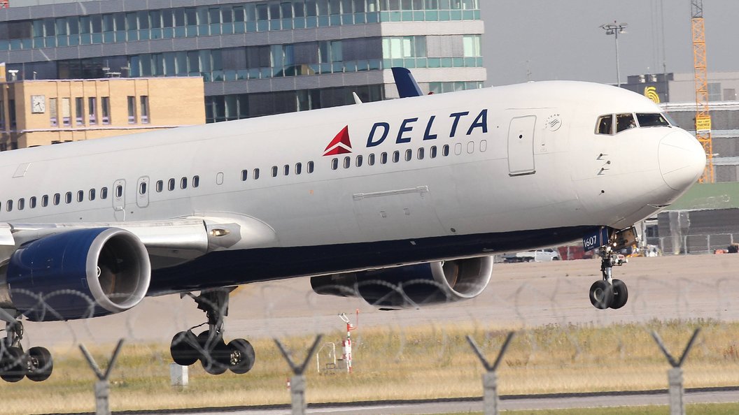 Снятый с рейса пассажир Delta заявил, что его вынудили удалить пост про оккупанта Крыма Снятый с рейса пассажир Delta заявил, что его вынудили удалить пост про оккупанта Крыма