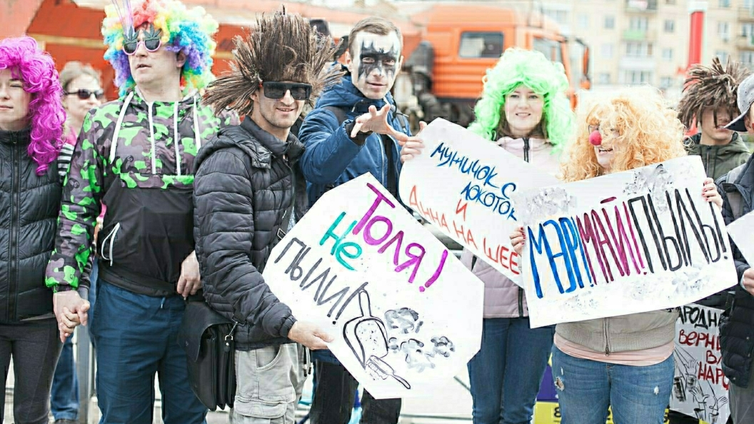 Монстрация Новосибирск. Монстрация весны фото. Парад молодежи с белыми табличками. Молодежные колонны на день молодежи шествие.