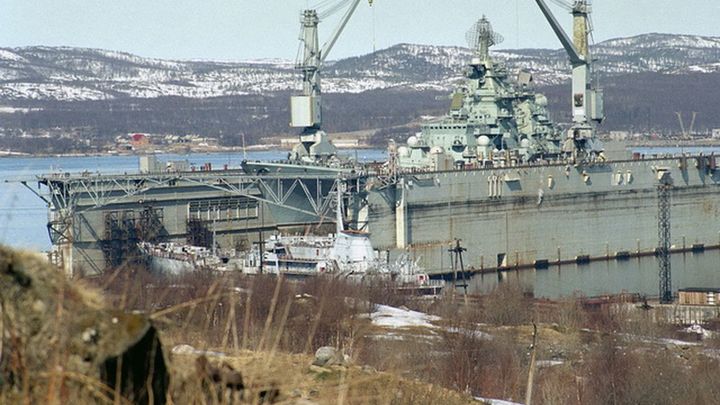 Упавший кран повредил палубу «Адмирала Кузнецова». Продолжаются поиски пропавшего без вести ремонтника