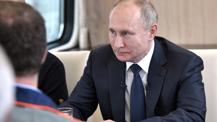 Путин на фоне Путина: Журналисты показали каюту катера 001