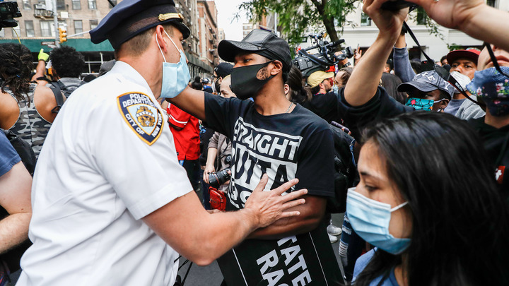 Никак иначе: Веллер назвал российскую прививку от американских погромов