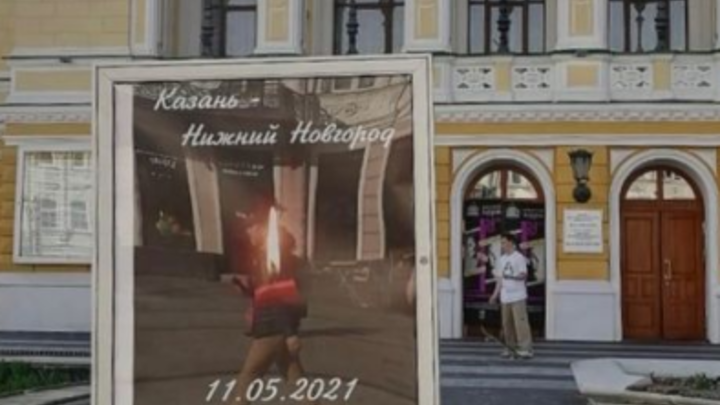 Сотни нижегородцев возложили цветы у временного мемориала жертвам стрельбы в Казани
