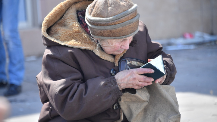 Пенсионерам со стажем до 2000 года назначили допвыплату