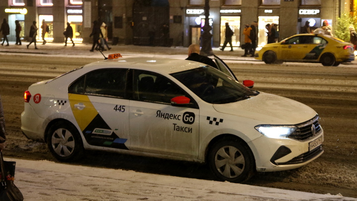 В Екатеринбурге стоимость поездок на такси перед Новым годом взлетела до небес