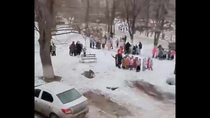 В двух городах Челябинской области массово эвакуируют школы и детские сады 13 марта