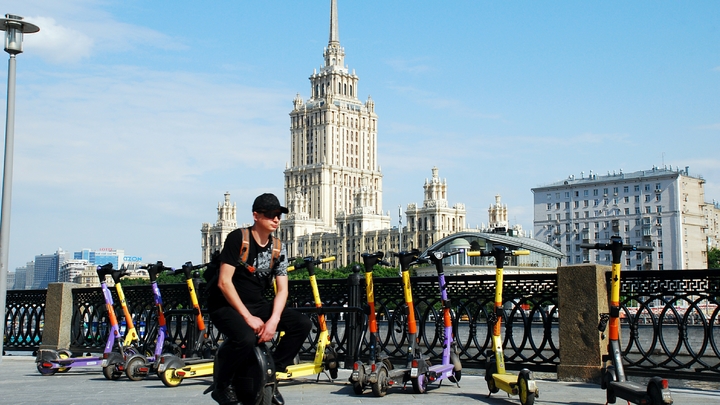 Стало известно, как в Москве будут эвакуировать на спецстоянку брошенные электросамокаты
