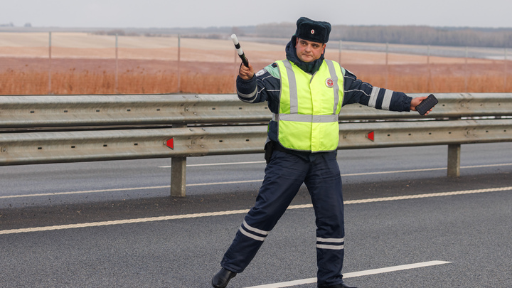 Водитель устроил гонки с полицией в Петербурге, сбив сотрудника ГИБДД