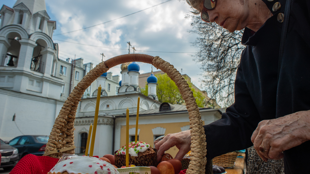 В какое время светят куличи. Пасха Церковь. Куличи на Пасху. Кулич в церкви. Освещение куличей в церкви.