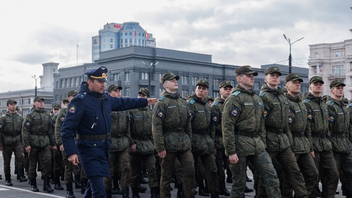 С бородой — из строя долой! В Челябинске прошла репетиция парада Победы