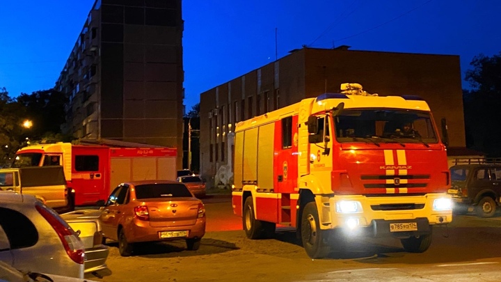 В Магнитогорске ночью во дворе многоэтажки сгорели два автомобиля