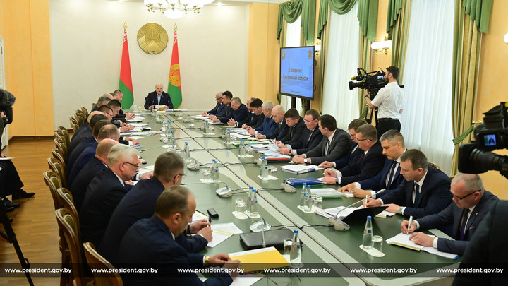 Лукашенко поручил отремонтировать все дороги Белоруссии за один год