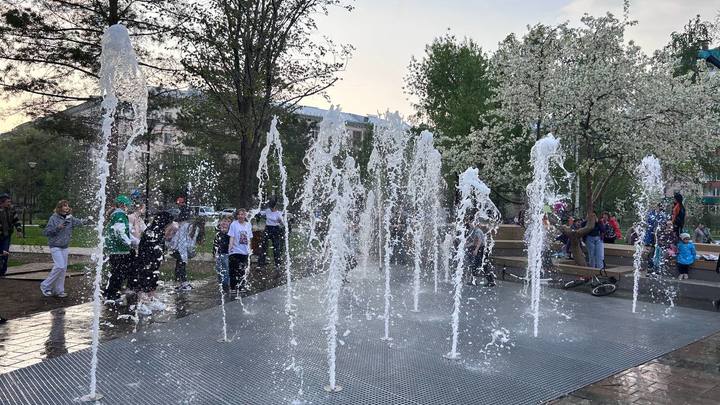 Впервые в Ленинском: в новом сквере Челябинска включили пешеходный фонтан