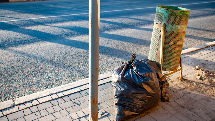 Оказались малы: в Майской Горке заменят урны на двух оживленных улицах