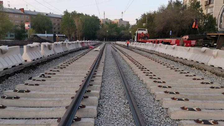 Без тряски и грохота: в центре Челябинска начали укладывать очень длинные рельсы