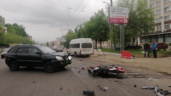 В Иванове на проспекте Ленина столкнулись внедорожник и мотоцикл: есть пострадавший