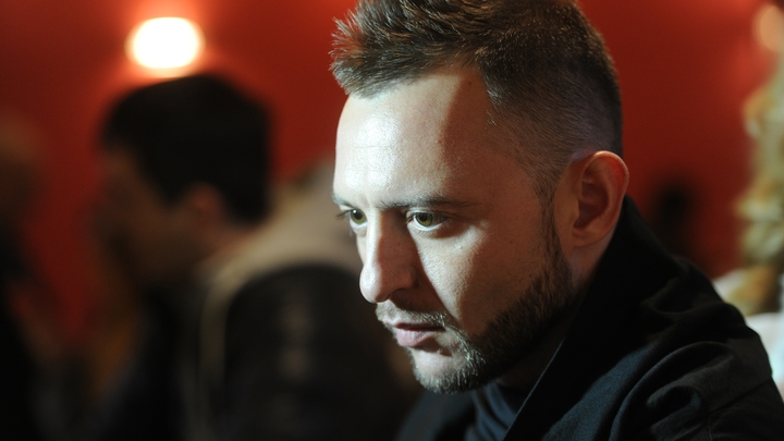 Кидался семечками и стульями: Рома Зверь напился и устроил дебош перед концертом