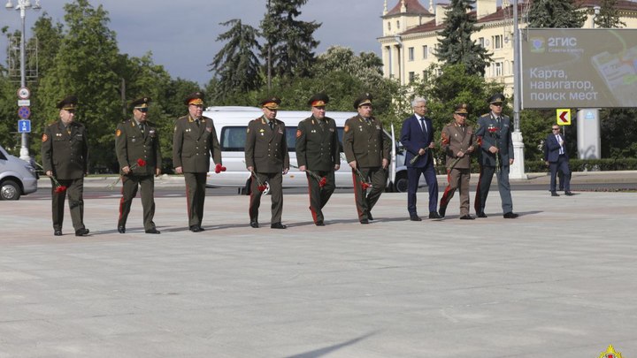 Министры обороны ОДКБ встретились у Вечного огня в Минске