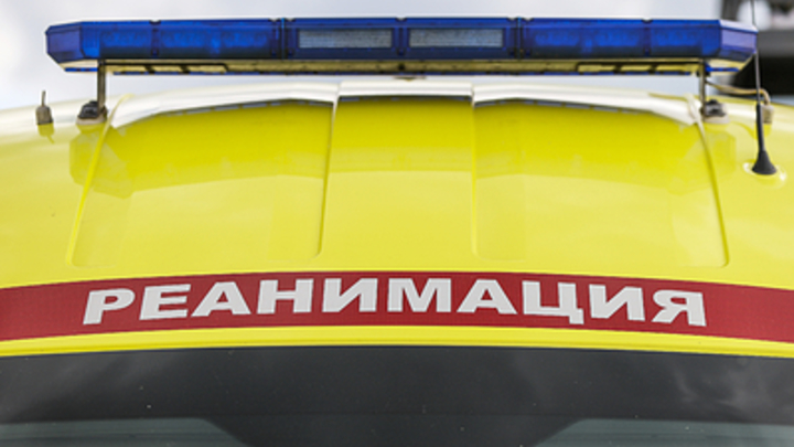 Один человек погиб и двое пострадали в ДТП с грузовиком на трассе в Свердловской области