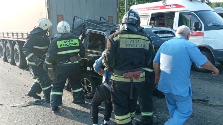 В Вязниковском районе на трассе М-7 в ДТП с фурой погиб водитель и четверо пассажиров пострадали