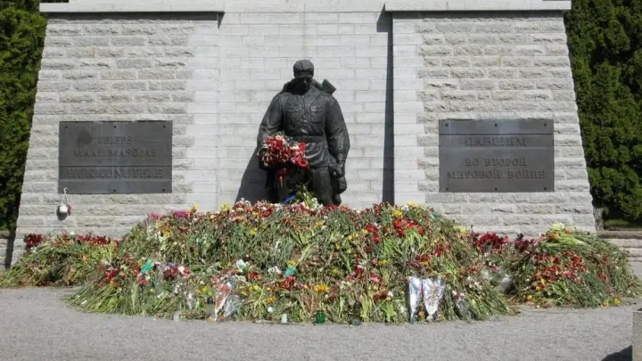 Бронзового солдата в Таллине изрисовали белой краской: Вандалами оказались школьники