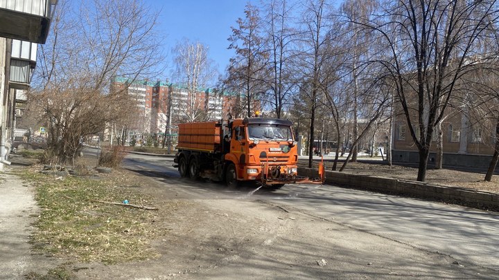 Поливают улицы: в Челябинске снова дым и запах гари