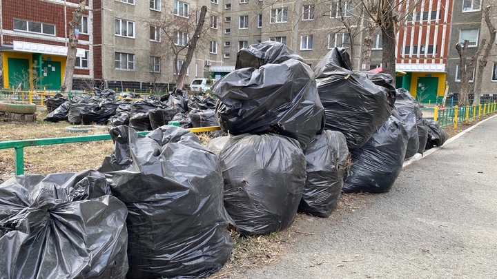 В Челябинской области до сих пор не убрали мешки с мусором после апрельских субботников