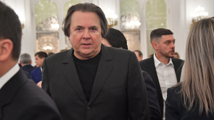 Константин Эрнст отказался говорить о будущем телеведущих Владимира Познера и Ивана Урганта