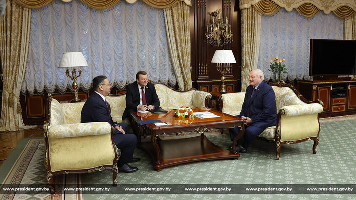 Мир эгоистичен: Лукашенко заявил о том, что не рассчитывает на помощь богатого соседа