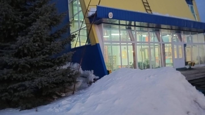 В Челябинской области из-за гибели ребенка под глыбой льда судят экс-директора ФОК