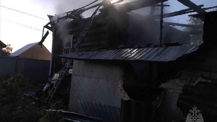 В Родниках на пожаре деревянного дома спасатели нашли труп мужчины