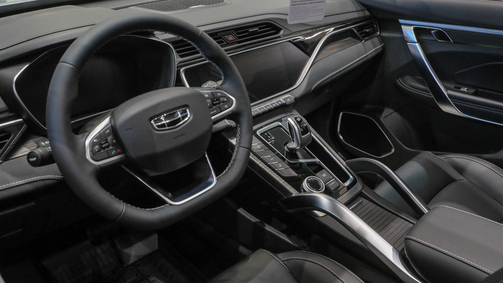 В Петербурге открылся новый дилерский центр Geely: какие модели представлены