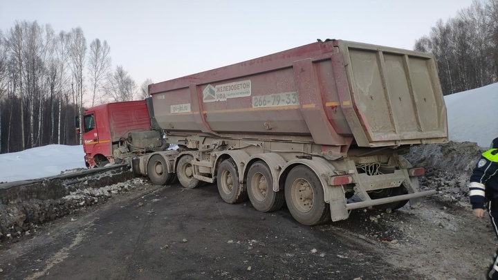 Камаз полностью перекрыл дорогу после ДТП в Челябинской области